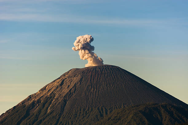 vulcano sumeru - semeru foto e immagini stock