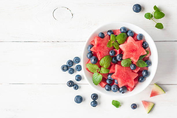 ensalada de frutas de verano de sandía y arándanos - july 4 fotografías e imágenes de stock