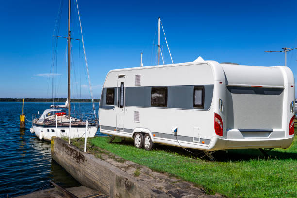 zomervakantie op de szczecin-lagune, duitsland - caravans stockfoto's en -beelden