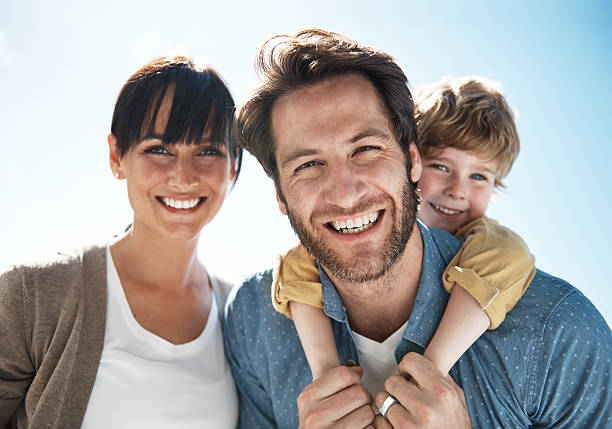 summer smiles with the family - piggyback funny stockfoto's en -beelden