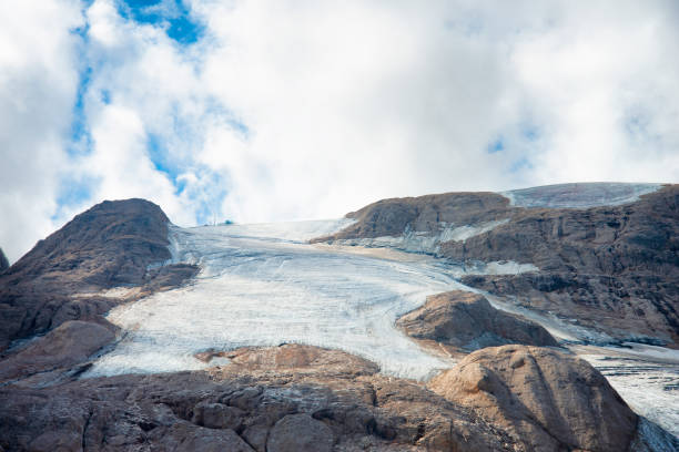 летний вид на ледник мармолада в доломитовых альпах, италия - marmolada стоковые фото и изображения