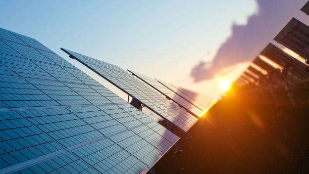 sole sopra la fattoria solare - pannelli fotovoltaici foto e immagini stock