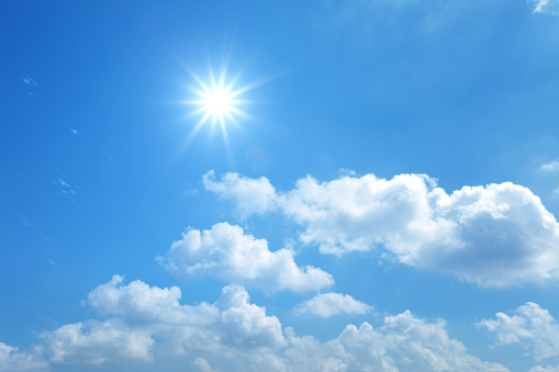 istock Sol en el cielo azul con nubes 1151055910