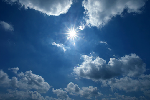 istock Sol en el cielo azul con nubes 1163438551