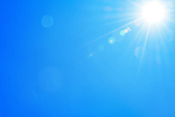 ブルーに輝く空の背景 - 夏空 ストックフォトと画像