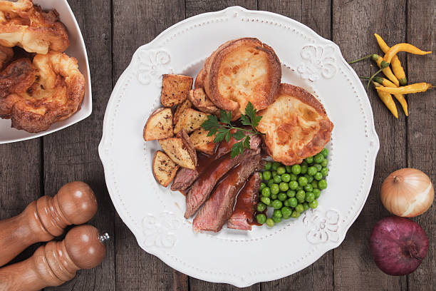 sunday roast with yorkshire pudding - gebraden vlees stockfoto's en -beelden