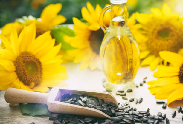 zonnebloemolie in glaskruik met bloemen van zonnebloem - price tag stockfoto's en -beelden
