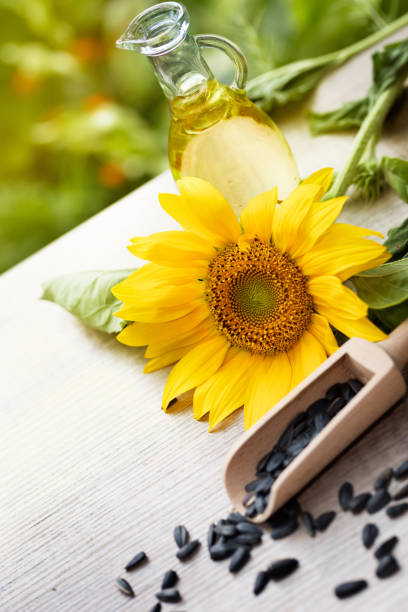 de zonnebloemolie is met de bloemen van zonnebloem - price tag stockfoto's en -beelden