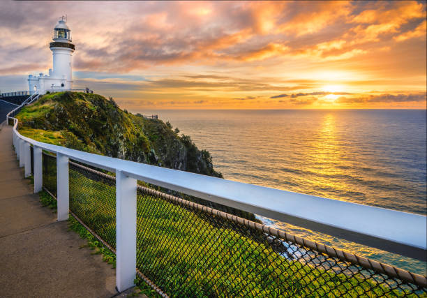 岬の日の出バイロン ベイ灯台 - バイロンベイ ストックフォトと画像