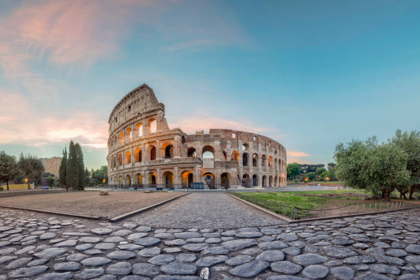 sunrise at colosseum, rome, italië - roma stockfoto's en -beelden