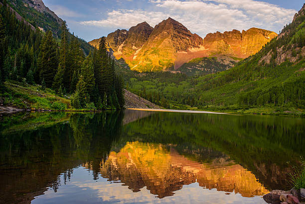 Sunrise at Maroon bell Sunrise at Maroon bell with reflection in water aspen colorado stock pictures, royalty-free photos & images