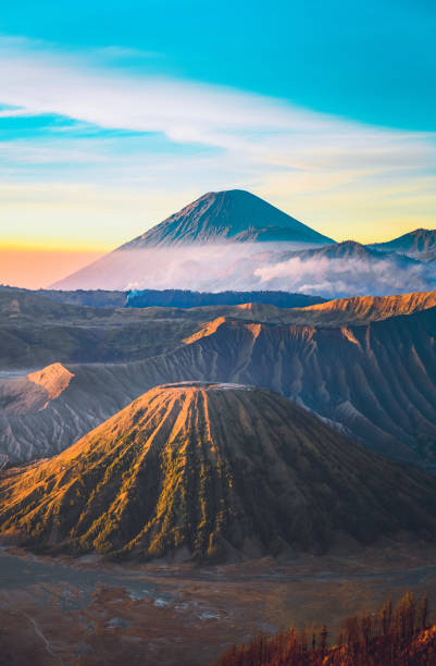 인도네시아 의 브로모 화산 산에서 일출 - semeru 뉴스 사진 이미지
