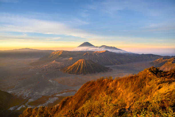 alba sulla montagna del vulcano bromo in indonesia - semeru foto e immagini stock
