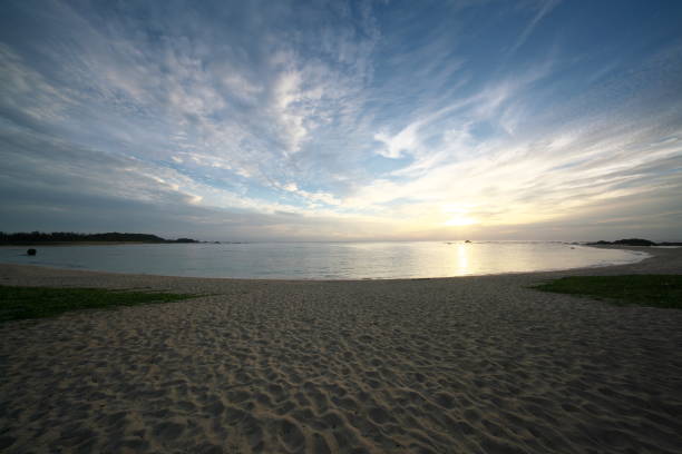 alba sulla spiaggia di tomori ad amami oshima, giappone - tomori foto e immagini stock