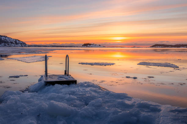 zonsopgang door het overzees - ice swimming stockfoto's en -beelden