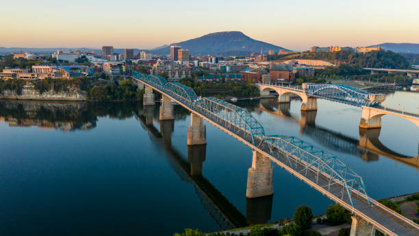 Sunrise comes to Lookout Mountain standing behind Downtown Chattanooga Tennessee The Tennessee River winds around the banks of downtown Chattanooga TN at dawn chattanooga stock pictures, royalty-free photos & images