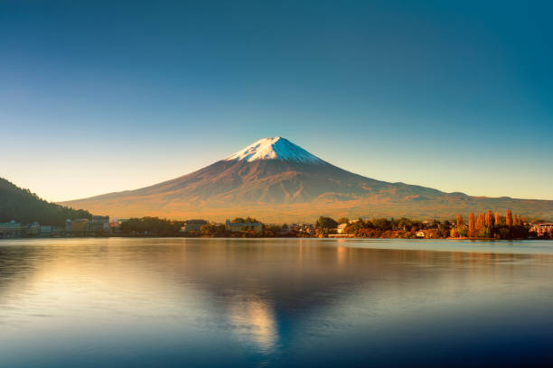 zonsopgang van fuji mountain reflectie op water - hokkaido stockfoto's en -beelden