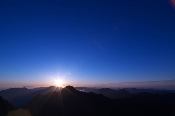 kamegamori、四国の上部から見た日の出。 - 夜明け ストックフォトと画像