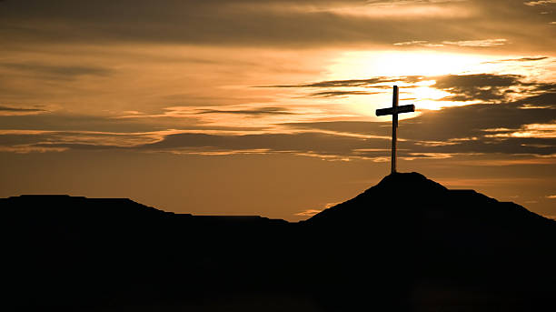 coucher du soleil et un crucifix - good friday photos et images de collection