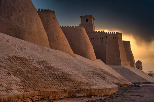 ヒヴァの古代の城壁、シルクロード、ウズベキスタンの夕日 - 都会　オアシス ストックフォトと画像