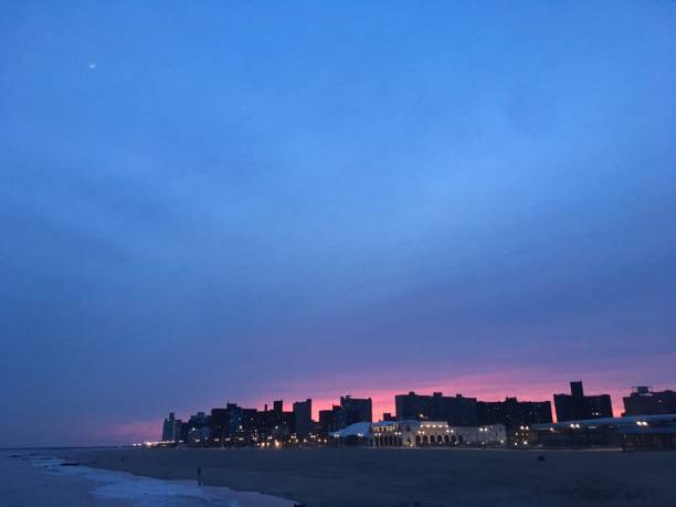 春天的日落在紐約州布魯克林的康尼島草原碼頭。 - brighton 個照片及圖片檔