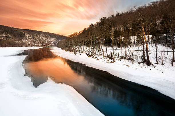 tramonto sul fiume delaware di materiale congelato - de winter foto e immagini stock