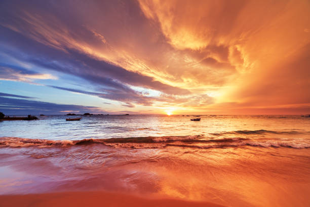 Sunset over Indian ocean Magic sunset on Hikkaduwa coral beach, Sri Lanka dramatic sky stock pictures, royalty-free photos & images