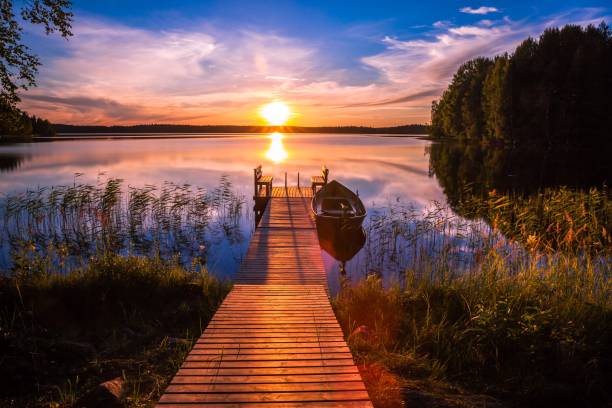 tramonto sul molo di pesca sul lago in finlandia - finlandia laghi foto e immagini stock