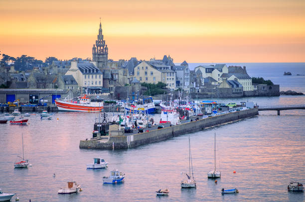 Sunset over the port of Roscoff, Brittany, France Sunset over the port of Roscoff, a popular tourist destination in Finistere departement of Brittany in northwestern France finistere stock pictures, royalty-free photos & images