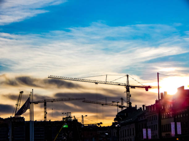 solnedgång över hustaken i stockholm - byggarbetsplats sverige bildbanksfoton och bilder
