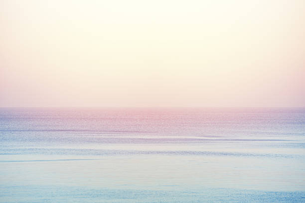 위의 해질녘까지 바다빛 - 고요한 장면 뉴스 사진 이미지