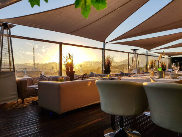 zonsondergang met uitzicht op marbella - sunset dining stockfoto's en -beelden