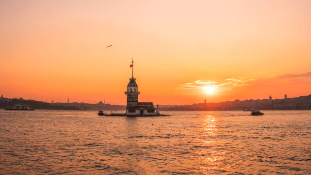 sunset view of maiden tower (kiz kulesi) in de bosporus, istanboel turkije - galata stockfoto's en -beelden