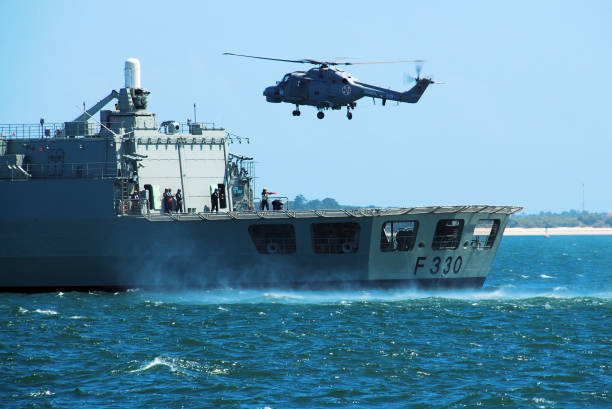 super lynx mk.95 helicopter (westland) landing on frigate f330, nrp vasco da gama, setubal, portugal - armando gama imagens e fotografias de stock