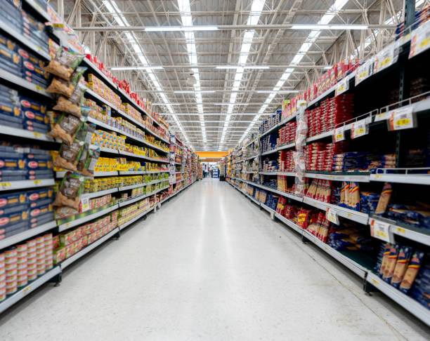 corridoio del supermercato con scaffali pieni di una varietà di prodotti - supermarket foto e immagini stock
