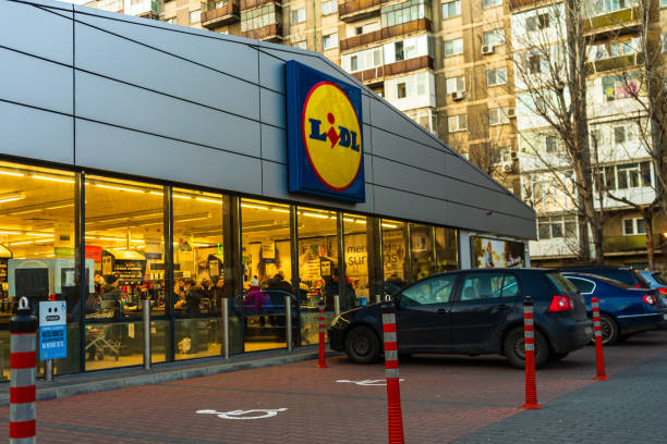 LIDL supermarket and logo. Lidl is a German global discount supermarket chain that operates in Europe. Bucharest, Romania, 2020 LIDL supermarket and logo. Lidl is a German global discount supermarket chain that operates in Europe. Bucharest, Romania, 2020 lidl stock pictures, royalty-free photos & images