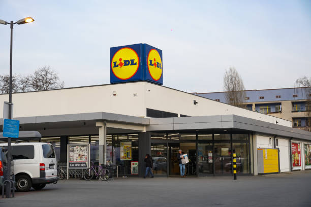 LIDL supermarket in Berlin, Germany The exterior of a LIDL supermarket​ located on Prenzlauer Allee, in Berlin, Germany lidl stock pictures, royalty-free photos & images