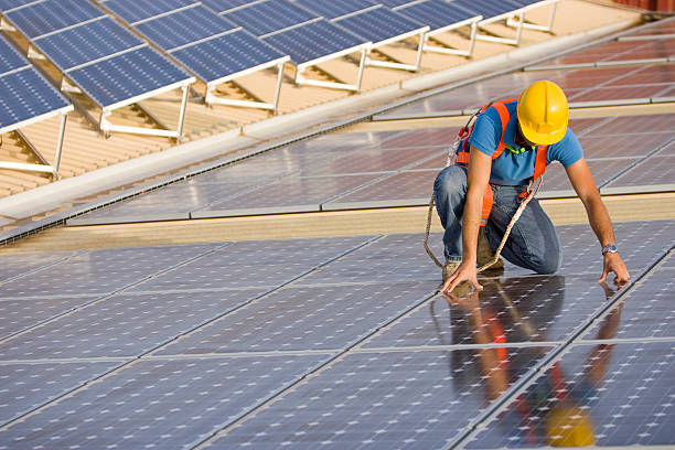 supervisionare un fotovoltaici l'installazione. - pannelli solari foto e immagini stock