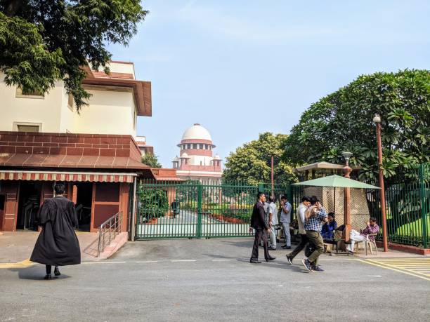 edificio de la corte suprema de la india en nueva delhi, india - supreme court justices fotografías e imágenes de stock