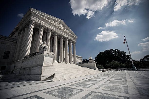 tribunal supremo con cielo dramático - supreme court justices fotografías e imágenes de stock