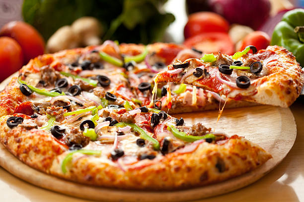 fatia de pizza supremo levante - pizza imagens e fotografias de stock