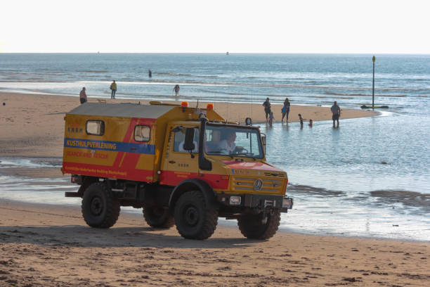 veículo patrulhando a praia para salvar vidas, surf - unimog - fotografias e filmes do acervo