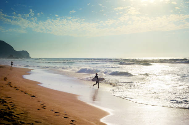 surfer running to surf - algarve imagens e fotografias de stock