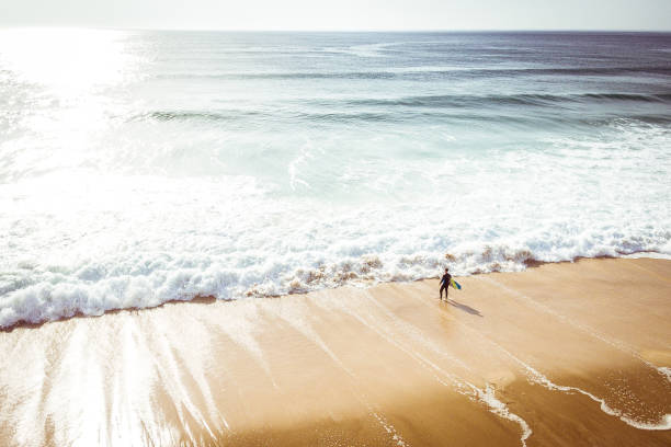 surfen lifestyle - atlantische oceaan stockfoto's en -beelden