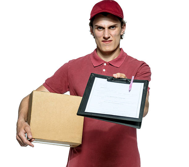 uniforme surly corriere in rosso con scatola e tablet - unkind foto e immagini stock