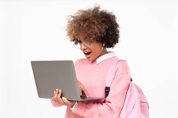 förvånad afroamerikansk student tonårsflicka, håller bärbar dator med omg wow-känsla, isolerad på grå bakgrund - omg girl bildbanksfoton och bilder