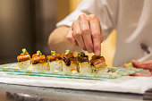 寿司シェフ、レストランの顧客の日本の食事を準備して