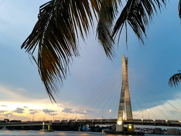 帶燈光的懸索橋--一座橋上的日落--奈及利亞拉各斯 - nigeria 個照片及圖片檔