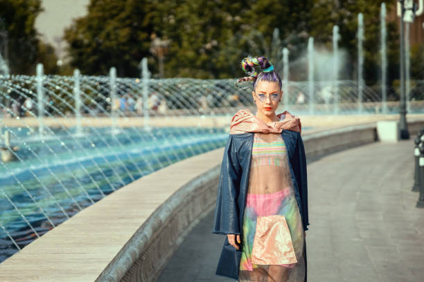 nachhaltiges modekonzept mit jungen hipster gen z mädchen zu fuß auf der stadtstraße - sustainability fashion stock-fotos und bilder