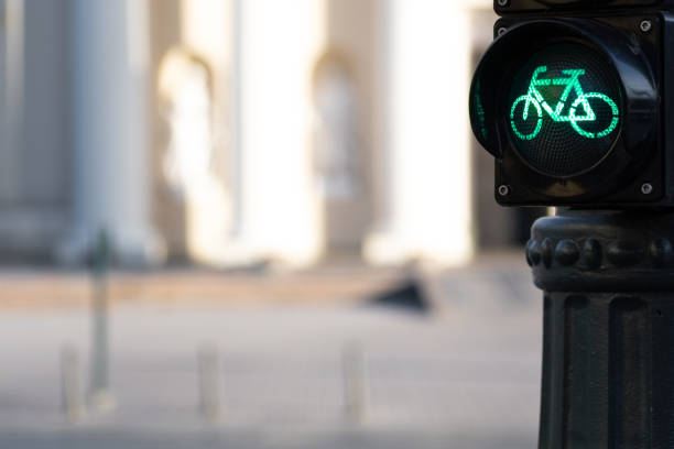nachhaltiger verkehr. fahrrad-ampel, grünes licht, rennrad - sustainable future road stock-fotos und bilder